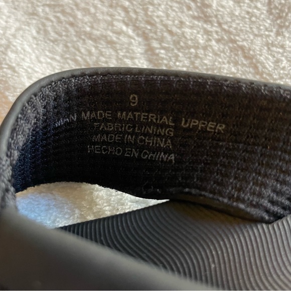 Flojos Black Flip Flops.  Size 9 - Picture 7 of 8